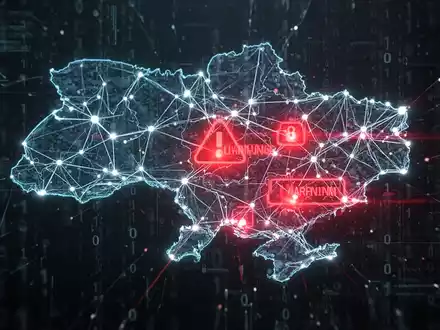 Glühende, abstrakte digitale Karte der Ukraine mit roten Warnsignalen, die einen Cyberangriff anzeigen, überlagert mit Binärcode. - Foto: über boerse-global.de
