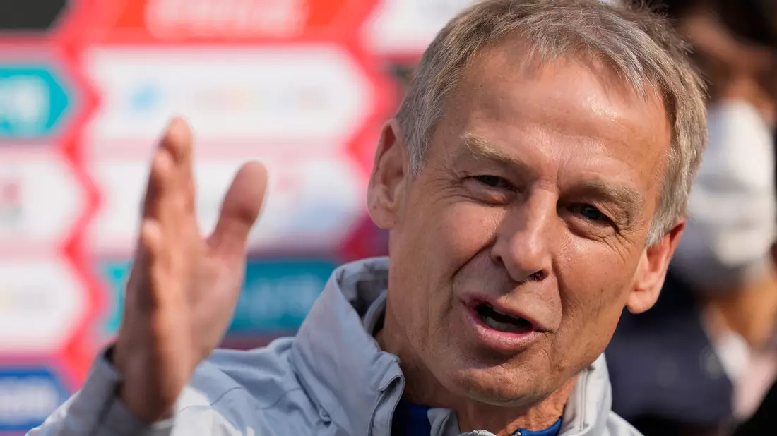 Jürgen Klinsmann findet deutliche Worte zum Zustand des deutschen Fußballs. (Archivbild) - Bild: Lee Jin-man/AP/dpa