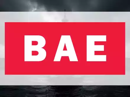 Moderne Kriegsschiffe als Silhouetten vor einem stürmischen Himmel, die Investitionen und Modernisierung in der Verteidigungsindustrie symbolisieren. - Foto: über boerse-global.de