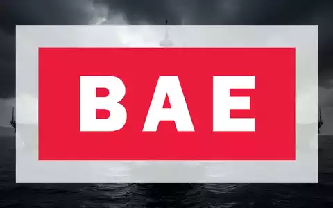 Moderne Kriegsschiffe als Silhouetten vor einem stürmischen Himmel, die Investitionen und Modernisierung in der Verteidigungsindustrie symbolisieren. - Foto: über boerse-global.de