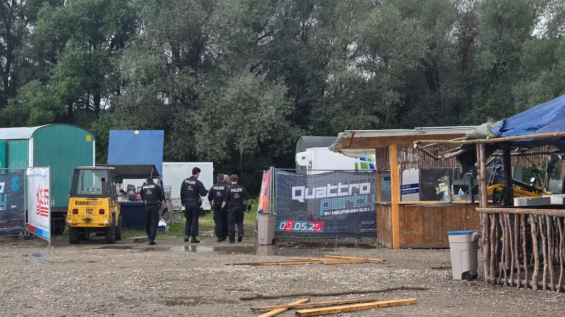 Nach der Tat wurde das Dorffest in Egling abgebrochen.  - Bild: Dominik Stallein/Münchner Merkur/dpa
