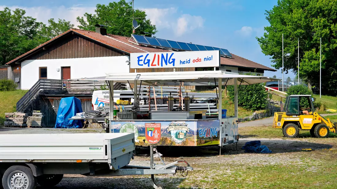 Die Eglinger Blauliachd-Party endete nach einer Gewalttat mit einem Großeinsatz.   - Bild: Uwe Lein/dpa
