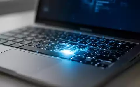 Nahaufnahme einer Laptop-Tastatur mit blauem Licht unter den Tasten, das auf ein Software-Update oder eine Reparatur hindeutet. - Foto: über boerse-global.de
