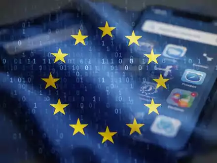 Digitale EU-Flagge mit Binärcode, Symbol für KI-Regulierung, über unscharfem Smartphone-Interface. - Foto: über boerse-global.de