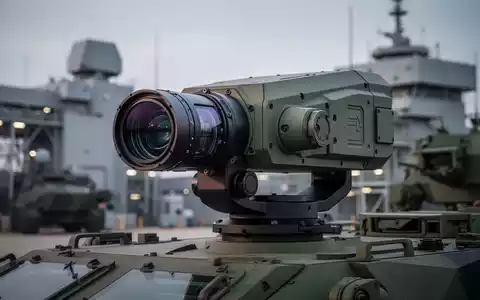 Nahaufnahme eines modernen elektrooptischen Sensorsystems auf einem Militärfahrzeug mit verschwommenem Hintergrund einer Hightech-Verteidigungsanlage. - Foto: über boerse-global.de