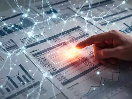 Eine Hand zeigt auf Finanzdokumente mit einem stilisierten, leuchtenden neuronalen Netzwerk und Grafiken, die KI in der Berichterstattung symbolisieren. - Foto: über boerse-global.de