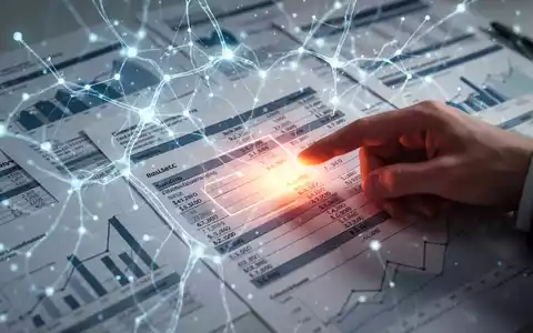 Eine Hand zeigt auf Finanzdokumente mit einem stilisierten, leuchtenden neuronalen Netzwerk und Grafiken, die KI in der Berichterstattung symbolisieren. - Foto: über boerse-global.de