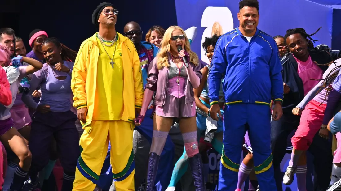 Bunte Mischung: Madonna mit Brasiliens Fußballlegenden Ronaldinho (l) und Ronaldo. - Bild: Tom Weller/dpa