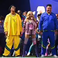 Bunte Mischung: Madonna mit Brasiliens Fußballlegenden Ronaldinho (l) und Ronaldo. - Foto: Tom Weller/dpa
