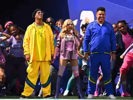 Bunte Mischung: Madonna mit Brasiliens Fußballlegenden Ronaldinho (l) und Ronaldo. - Foto: Tom Weller/dpa
