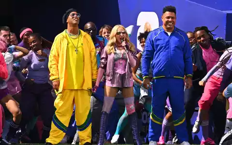 Bunte Mischung: Madonna mit Brasiliens FuĂballlegenden Ronaldinho (l) und Ronaldo. - Foto: Tom Weller/dpa