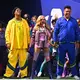 Bunte Mischung: Madonna mit Brasiliens Fußballlegenden Ronaldinho (l) und Ronaldo. - Bild: Tom Weller/dpa