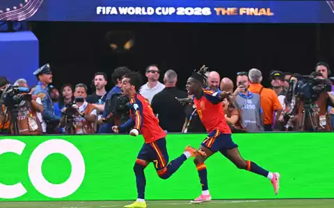 Torres erzielt das ersehnte Tor zum 1:0. - Foto: Tom Weller/dpa