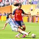 Argentinien kam über robuste Zweikämpfe ins Spiel. - Bild: Tom Weller/dpa