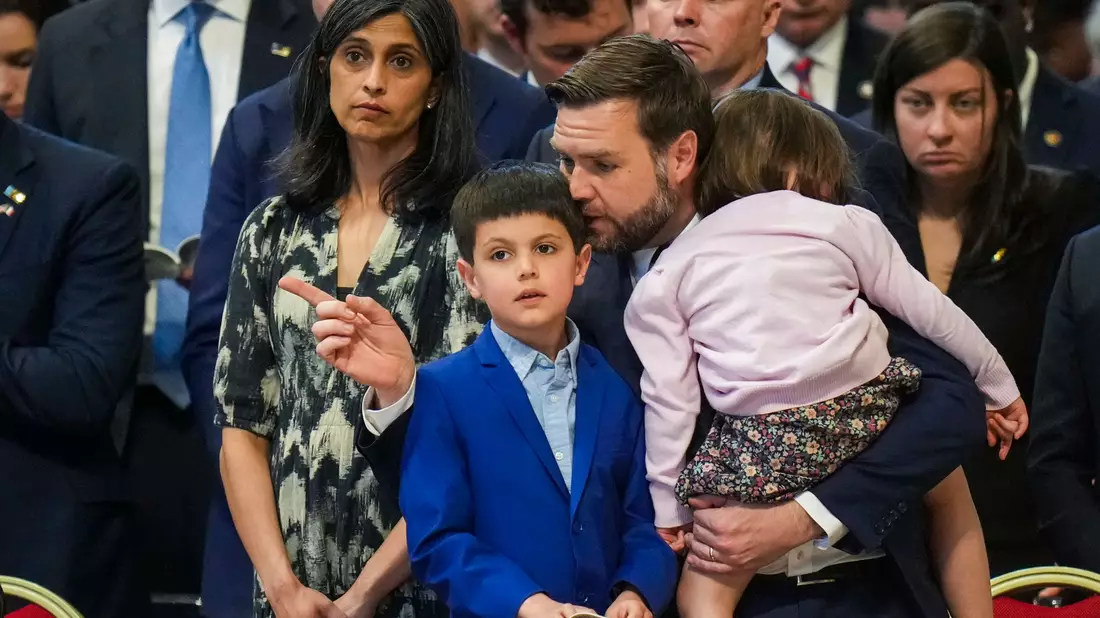 JD Vance und seine Frau Usha hatten bereits drei Kinder - nun sind es vier. (Archivbild) - Bild: Alessandra Tarantino/AP/dpa