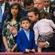 JD Vance und seine Frau Usha hatten bereits drei Kinder - nun sind es vier. (Archivbild) - Bild: Alessandra Tarantino/AP/dpa