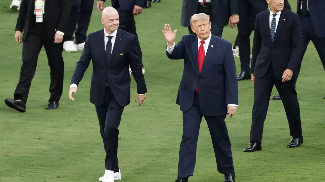 Als Donald Trump (r) und Gianni Infantino den Rasen betreten, werden sie ausgepfiffen.  - Bild: Adam Hunger/AP/dpa