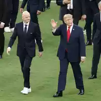 Als Donald Trump (r) und Gianni Infantino den Rasen betreten, werden sie ausgepfiffen.  - Foto: Adam Hunger/AP/dpa