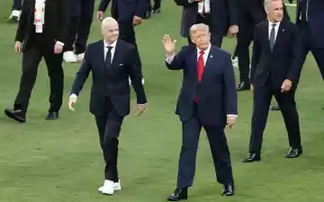 Als Donald Trump (r) und Gianni Infantino den Rasen betreten, werden sie ausgepfiffen. - Foto: Adam Hunger/AP/dpa