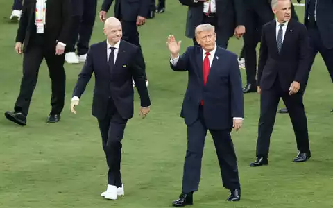 Als Donald Trump (r) und Gianni Infantino den Rasen betreten, werden sie ausgepfiffen.  - Foto: Adam Hunger/AP/dpa
