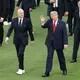 Als Donald Trump (r) und Gianni Infantino den Rasen betreten, werden sie ausgepfiffen.  - Bild: Adam Hunger/AP/dpa