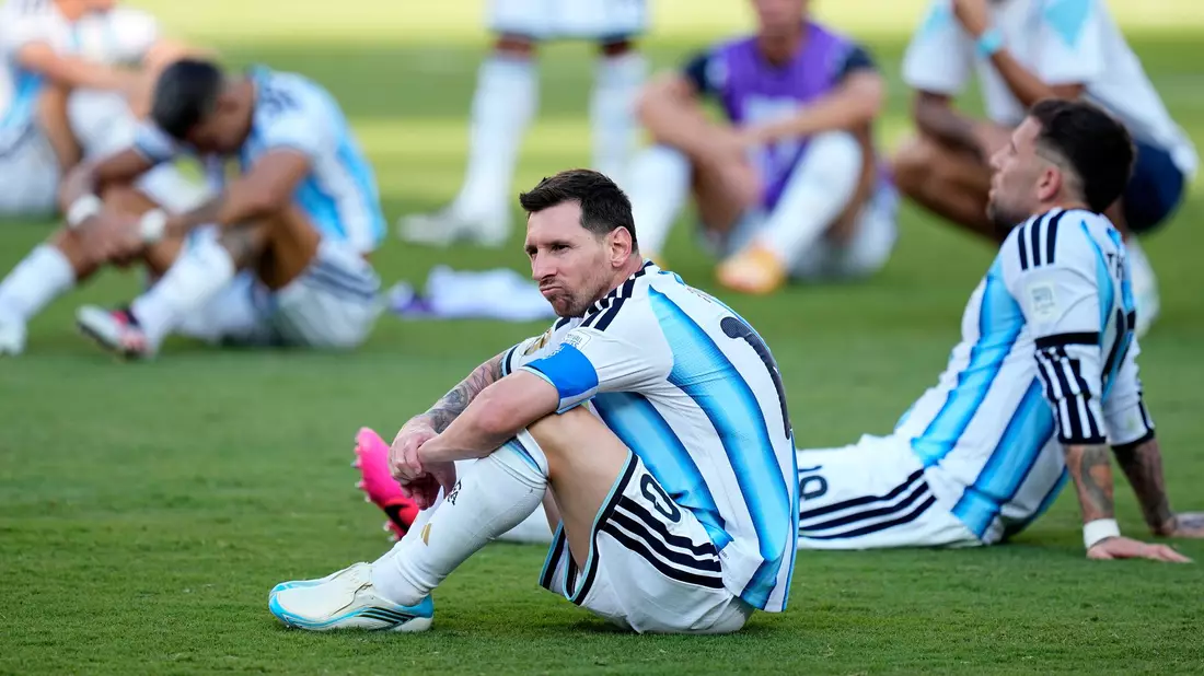 Frust nach dem Finale: Messi setzte sich zunächst auf den Rasen. - Bild: Ashley Landis/AP/dpa