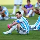 Frust nach dem Finale: Messi setzte sich zunächst auf den Rasen. - Bild: Ashley Landis/AP/dpa