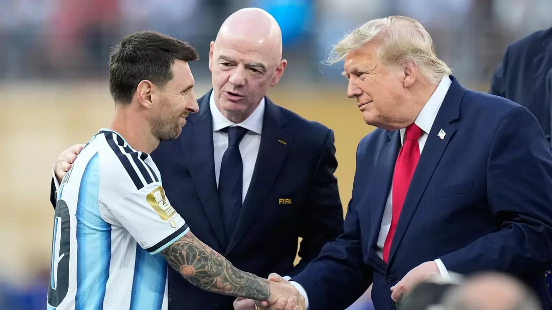 Messi schüttelt US-Präsident Trump die Hand. - Bild: Ashley Landis/AP/dpa
