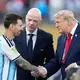 Messi schüttelt US-Präsident Trump die Hand. - Bild: Ashley Landis/AP/dpa
