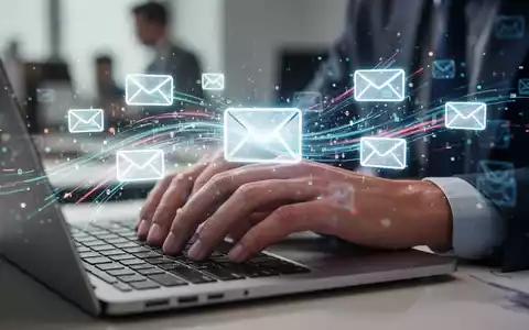 Eine gestresste Hand ruht auf einer Laptoptastatur, umgeben von digitalen Datenströmen und E-Mail-Symbolen. - Foto: über boerse-global.de
