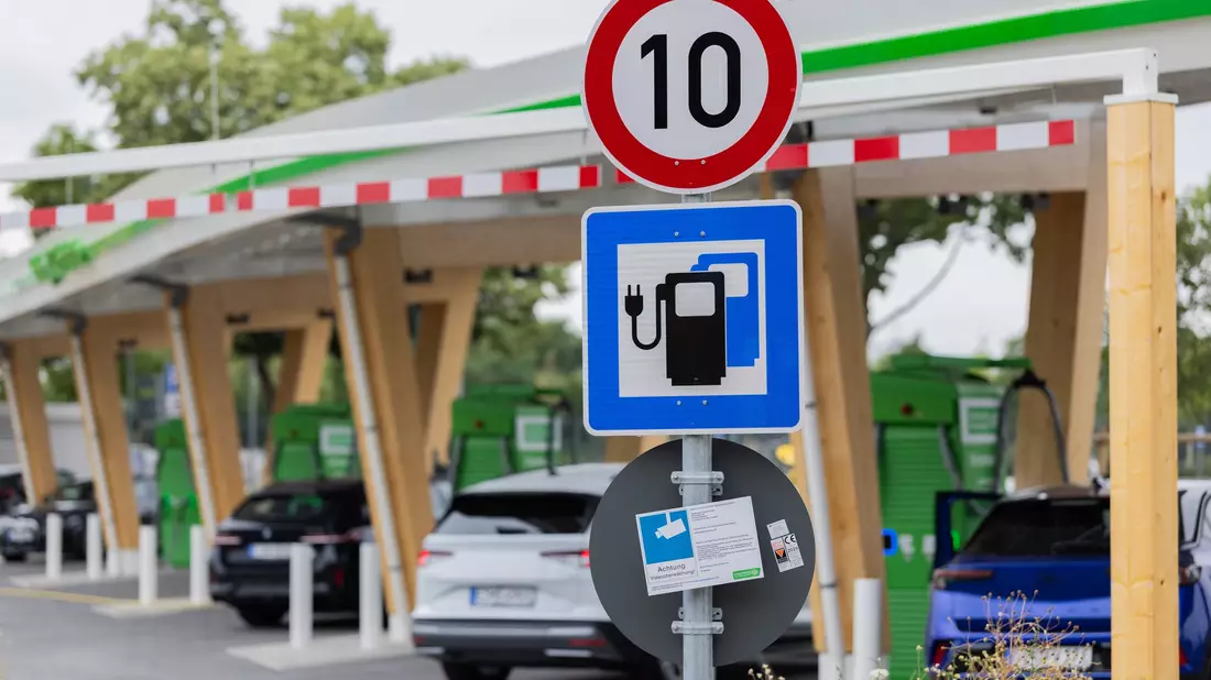 Inflationsbereinigt sind Elektroautos in den vergangenen Jahren deutlich billiger geworden. (Archivbild) - Bild: Rolf Vennenbernd/dpa