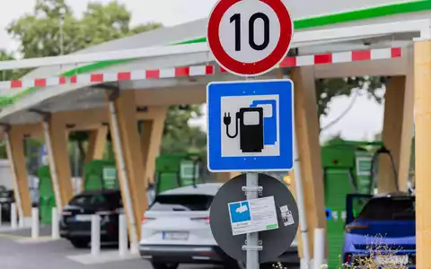 Inflationsbereinigt sind Elektroautos in den vergangenen Jahren deutlich billiger geworden. (Archivbild) - Foto: Rolf Vennenbernd/dpa