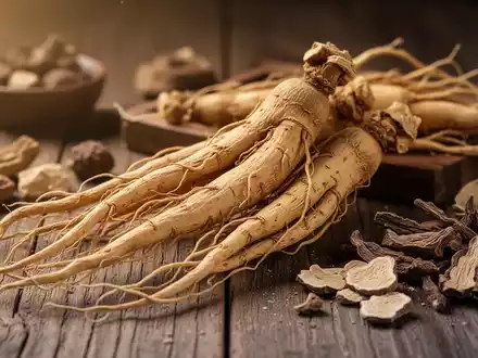 Getrocknete Ginsengwurzeln und andere Kräuter der Traditionellen Chinesischen Medizin auf einer Holzoberfläche. - Foto: über boerse-global.de