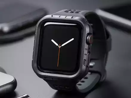 Nahaufnahme einer Apple Watch in einer Schutzhülle, die ihr robustes Design und digitales Display zeigt. - Foto: über boerse-global.de
