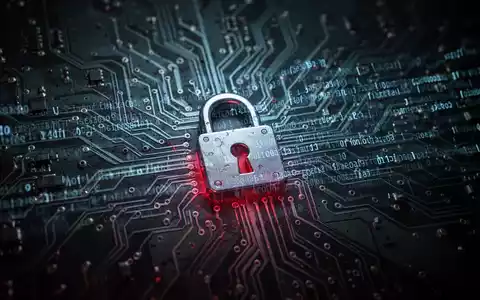 Leuchtende Platine mit digitalem Code-Overlay, dezentem Vorhängeschloss-Symbol und bedrohlicher rot-blauer Beleuchtung, symbolisiert Cybersicherheits-Schwachstelle. - Foto: über boerse-global.de