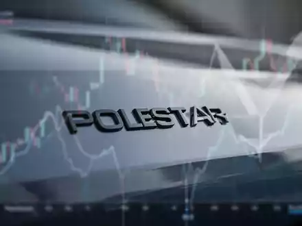 Polestar-Logo auf einem Auto, im Hintergrund unscharfe Finanzcharts, die eine Kapitalerhöhung und Belastung andeuten. - Foto: über boerse-global.de