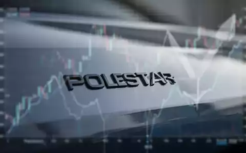 Polestar-Logo auf einem Auto, im Hintergrund unscharfe Finanzcharts, die eine Kapitalerhöhung und Belastung andeuten. - Foto: über boerse-global.de
