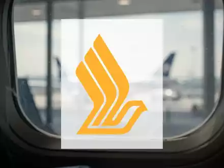 Abstrakte Darstellung der Luftfahrtindustrie mit unscharfem Hintergrund, der einen Flughafen oder ein Flugzeugfenster andeutet, bei gedämpftem Licht. Stimmung der Unsicherheit. - Foto: über boerse-global.de