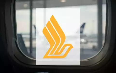 Abstrakte Darstellung der Luftfahrtindustrie mit unscharfem Hintergrund, der einen Flughafen oder ein Flugzeugfenster andeutet, bei gedämpftem Licht. Stimmung der Unsicherheit. - Foto: über boerse-global.de