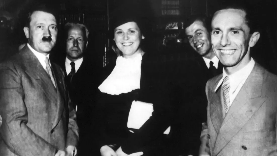 Hitler zu Gast in Bayreuth bei der damaligen Festspielchefin Winifred Wagner. (Archivbild) - Bild: dpa