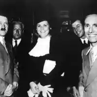 Hitler zu Gast in Bayreuth bei der damaligen Festspielchefin Winifred Wagner. (Archivbild) - Foto: dpa