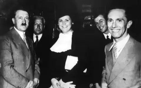 Hitler zu Gast in Bayreuth bei der damaligen Festspielchefin Winifred Wagner. (Archivbild) - Foto: dpa