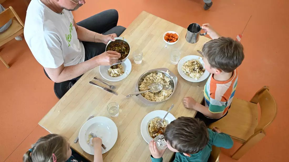 Auch für gemeinsames Mittagessen in Kita oder Schulen stellt das Bildungs- und Teilhabepakets Gelder zur Verfügung. Laut einer Analyse aber werden sie zu wenig abgerufen. (Archivbild) - Bild: Bernd Weißbrod/dpa