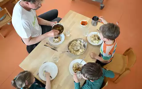 Auch für gemeinsames Mittagessen in Kita oder Schulen stellt das Bildungs- und Teilhabepakets Gelder zur Verfügung. Laut einer Analyse aber werden sie zu wenig abgerufen. (Archivbild) - Foto: Bernd Weißbrod/dpa