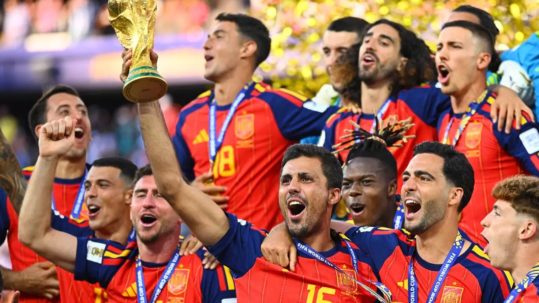 Spanien mit seinem überragenden Kapitän Rodri bejubelt den WM-Titel.   - Bild: Tom Weller/dpa