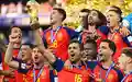 Spanien mit seinem überragenden Kapitän Rodri bejubelt den WM-Titel.   - Foto: Tom Weller/dpa