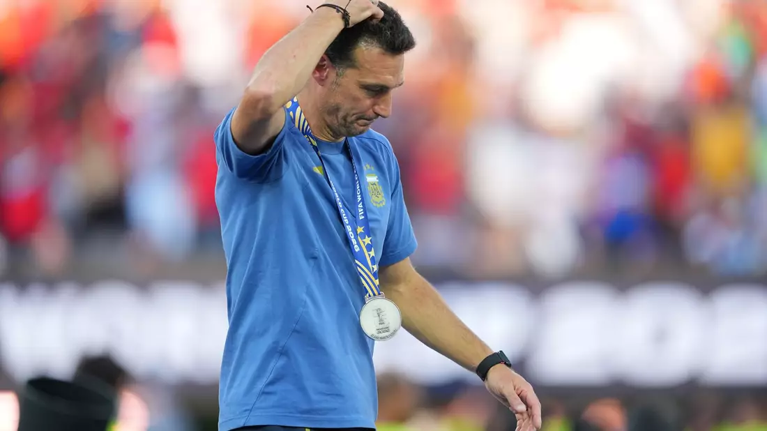 Argentiniens Trainer Lionel Scaloni war nach der Niederlage untröstlich.  - Bild: Julio Cortez/AP/dpa
