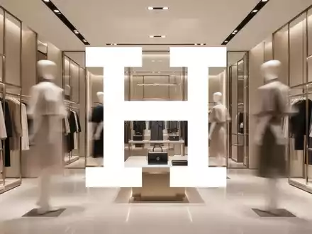 Innenansicht eines luxuriösen Modeboutique mit elegantem Design und weicher Beleuchtung, die ExklusivitĂ€t und Raffinesse ausstrahlt. - Foto: ĂŒber boerse-global.de
