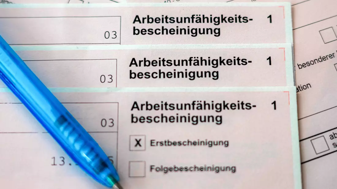 Erkältungen und Grippe waren laut DAK-Auswertung zweithäufigste Ursache für Fehlzeiten. (Archivbild) - Bild: Sina Schuldt/dpa