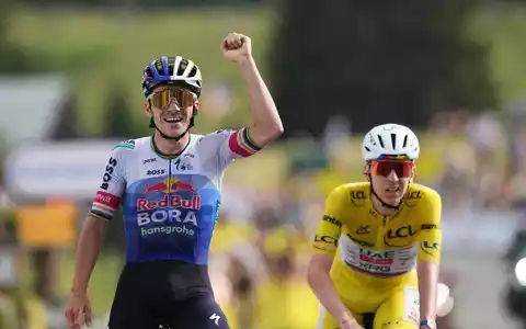 Remco Evenepoel und Tadej Pogacar beschweren sich über die nächtlichen Dopingkontrollen.. - Foto: Thibault Camus/AP/dpa